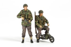 35337 British Paratroopers with Small Motorcycle